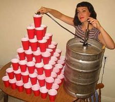 Una fichissima piramide che si riempira` di birra