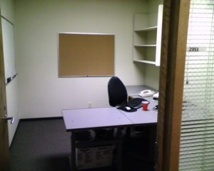Un ufficio noioso, senza niente, manco l'aria a momenti