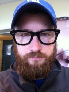 Un web developer con la barba lunga che non ha tempo per farsela mortacci sua