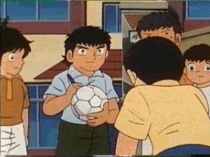 Benji scrive su un pallone da calcio